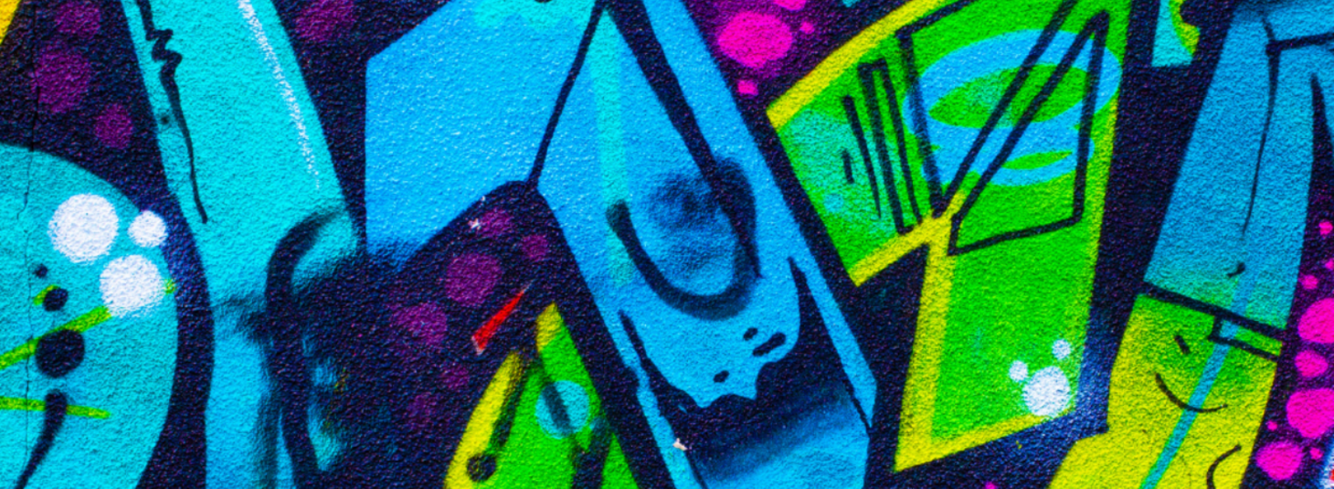 Buntes Graffiti mit abstrakten Formen und leuchtenden Farben, das eine lebendige urbane Atmosphäre vermittelt.
