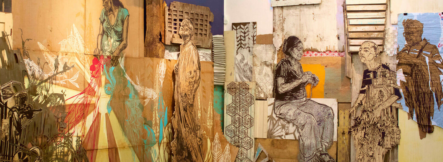 Bunte Wandkunst mit Collagen aus Holz und Papier, zeigt Figuren und abstrakte Muster in einem kreativen, urbanen Stil.