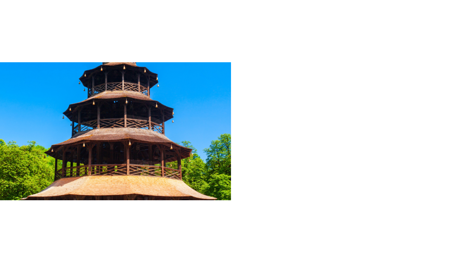 Der Chinesische Turm im Englischen Garten München, umgeben von grünen Bäumen und blauem Himmel.
