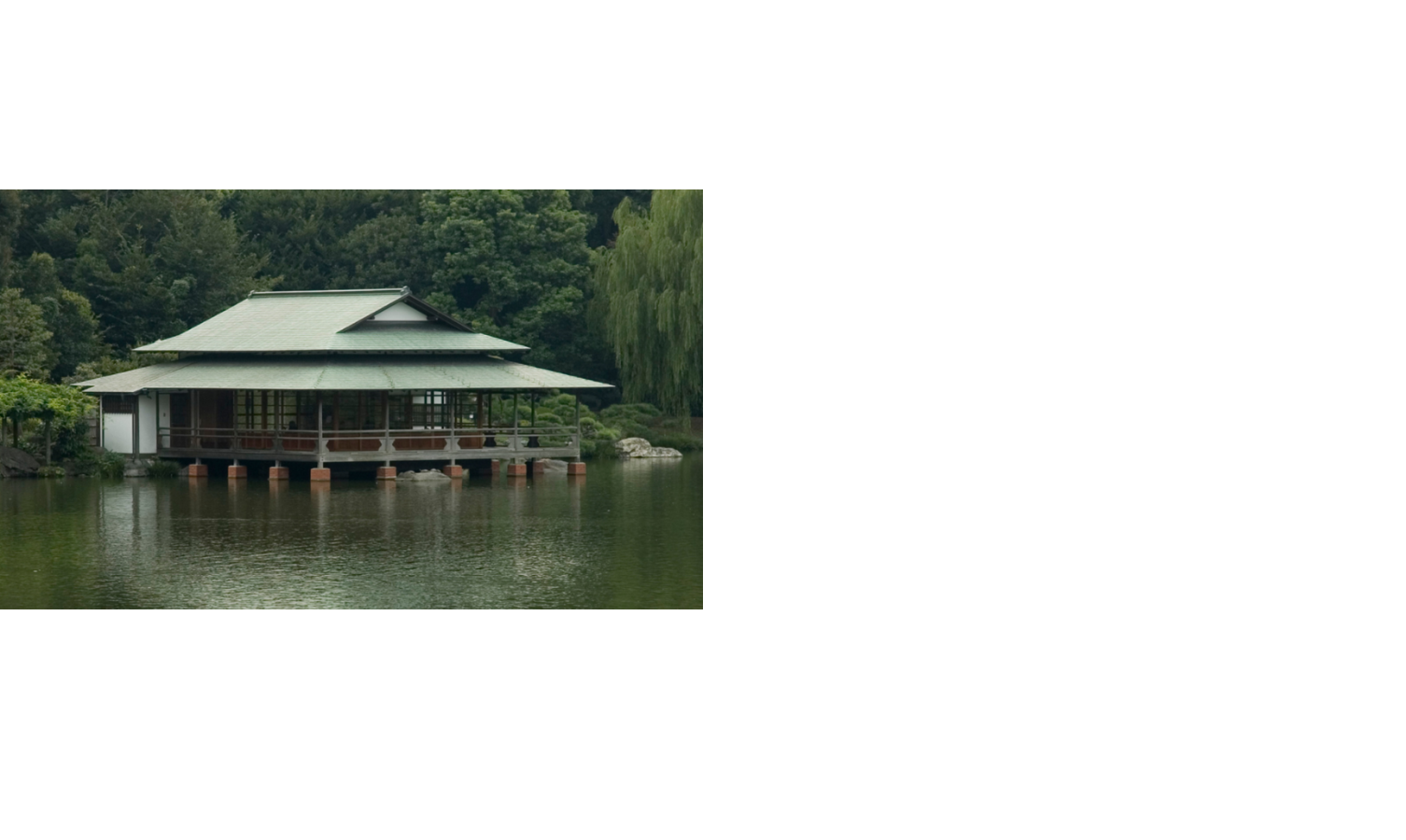Japanischer Pavillon auf einem Teich, umgeben von üppigem Grün, im ruhigen Garten des LOUIS Hotel München.