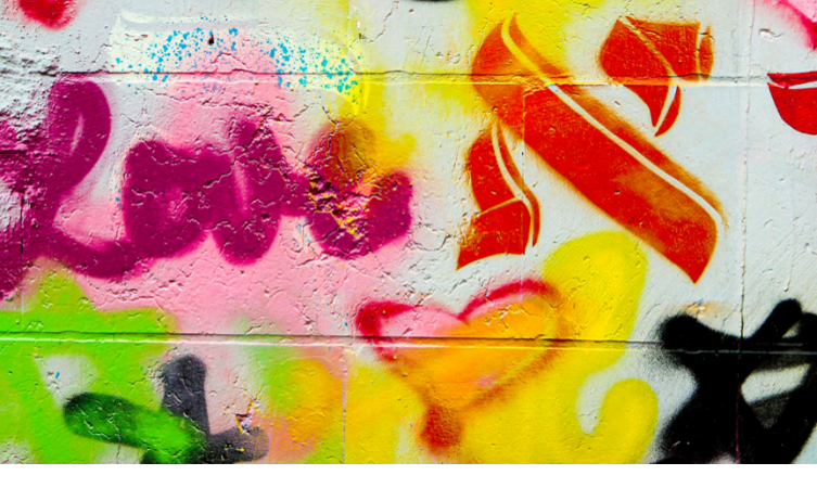 Bunte Graffiti-Kunst mit leuchtenden Farben auf einer Wand im LOUIS Hotel München.