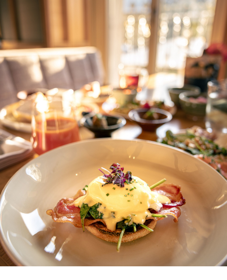 Eggs Benedict beim Brunch im LOUIS Hotel München