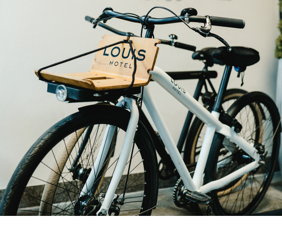 Zwei stilvolle Fahrräder des LOUIS Hotels München stehen bereit zur Nutzung.